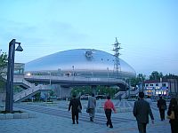 黃昏的札幌Dome，因剛有比賽，唔少人去趕入場