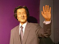 馬斯特博士係04年日本偉人選的其中一個臘像，偉唔偉就留返比歷史喇
