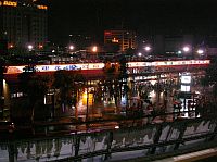 從劍潭站月台看夜市，好近咋！